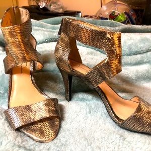 Jessica Simpsom leather snake print heels size 8 . Retails for 79.00Now 25.00$